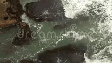 高空俯视<strong>海浪</strong>在海滩附近的暗礁上破碎。 在美丽的海滩上的岩景上<strong>海浪海浪</strong>